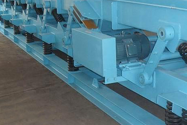 自同步慣性振動(dòng)給料機(jī)